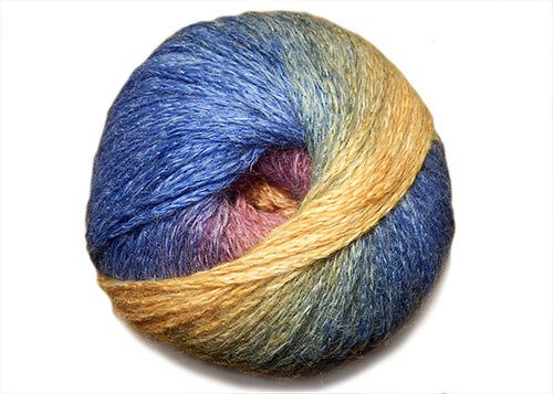 Rundes Knäuel Verlaufsgarn in Blau-, Violett- und Goldtönen mit Glitzer