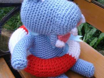Nilpferd Nelson mit Rettungsring Häkelanleitung Hippo Schlenkertier Amigurumi 28 cm