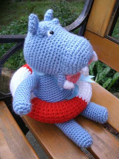 Nilpferd Nelson mit Rettungsring Häkelanleitung Hippo Schlenkertier Amigurumi 28 cm