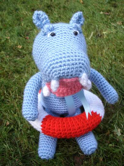 Nilpferd Nelson mit Rettungsring Häkelanleitung Hippo Schlenkertier Amigurumi 28 cm