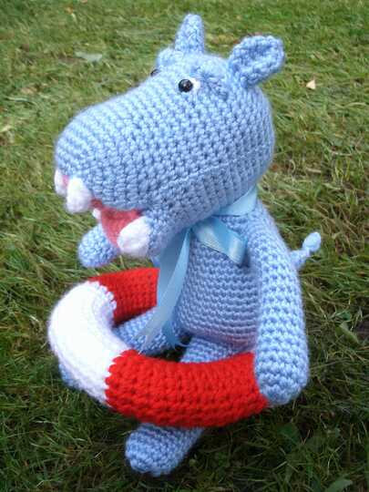 Nilpferd Nelson mit Rettungsring Häkelanleitung Hippo Schlenkertier Amigurumi 28 cm