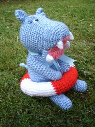 Nilpferd Nelson mit Rettungsring Häkelanleitung Hippo Schlenkertier Amigurumi 28 cm