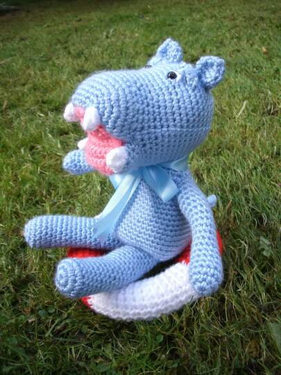 Nilpferd Nelson mit Rettungsring Häkelanleitung Hippo Schlenkertier Amigurumi 28 cm