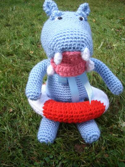 Nilpferd Nelson mit Rettungsring Häkelanleitung Hippo Schlenkertier Amigurumi 28 cm