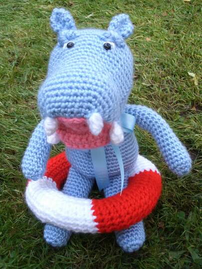 Nilpferd Nelson mit Rettungsring Häkelanleitung Hippo Schlenkertier Amigurumi 28 cm