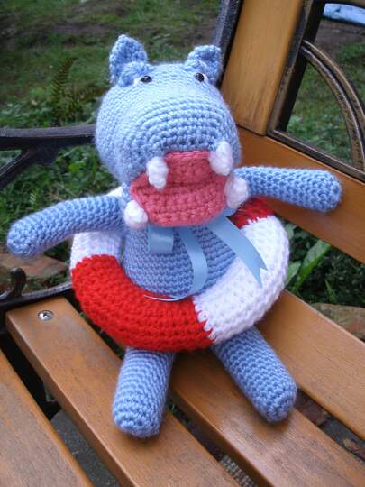 Nilpferd Nelson mit Rettungsring Häkelanleitung Hippo Schlenkertier Amigurumi 28 cm