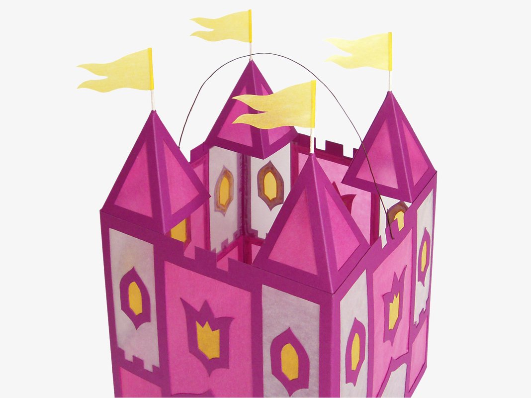 Rosa Papierlaterne in Schlossform mit vier Türmen, gelben Fenstern und Drahtgriff