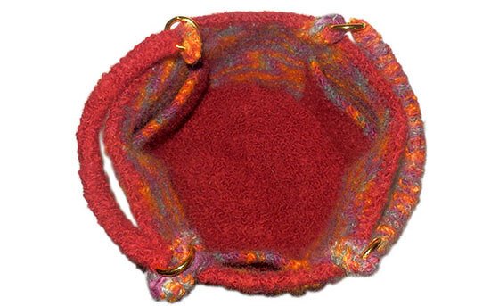 Sechseckiger kleiner Handarbeitskorb, gehäkelt und gefilzt