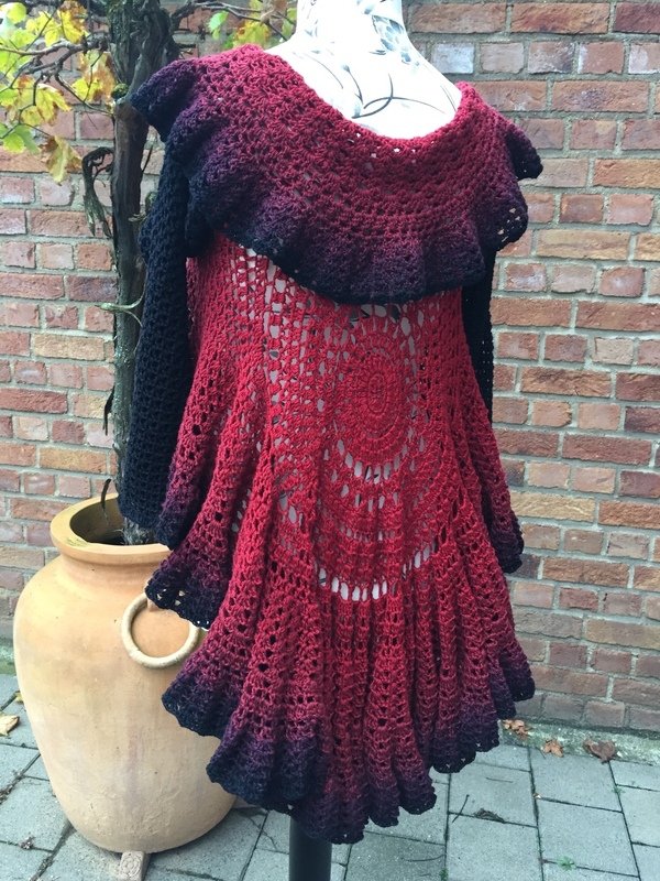 Gehäkelte Damenjacke mit rundem Mandala‑Rücken in Rot‑Dunkel auf Schaufensterpuppe