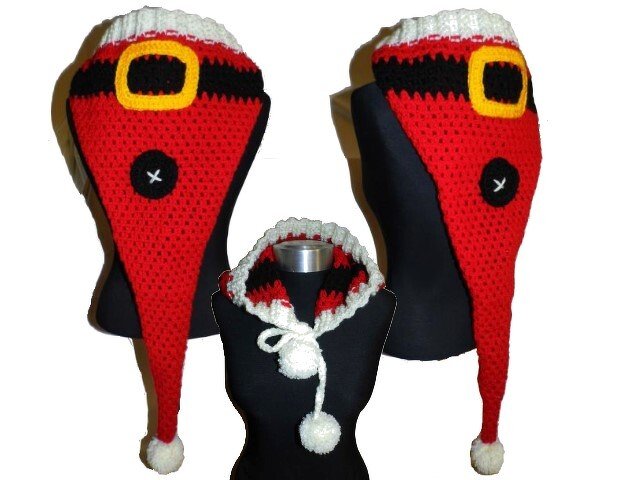 Zwei lange gehäkelte rote Nikolausmützen mit Gürtelmotiv und ein gehäkelter Kragen mit Bommel-Bindebändern auf Deko-Köpfen.