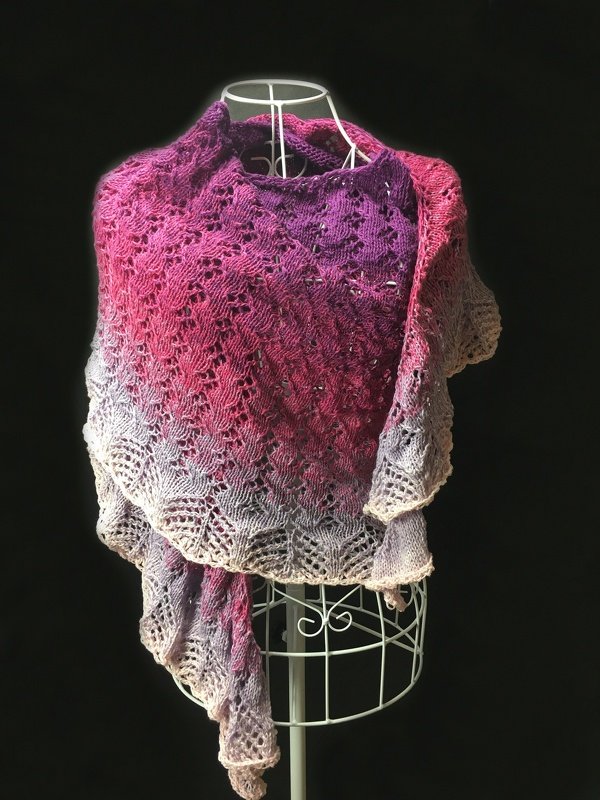 Gestricktes Dreieckstuch mit Blatt-Ajour und Farbverlauf auf Büste