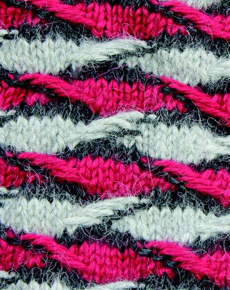 Nahaufnahme gestrickter Querstreifen in Pink, Schwarz und Creme mit flauschiger Textur