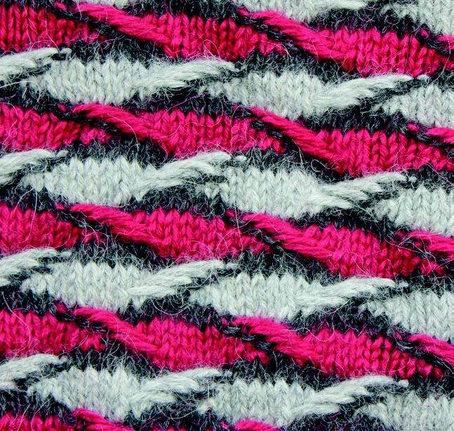 Strickstoff mit quer verlaufenden Wellenstreifen in Fuchsia, Grau und Dunkelgrau, Nahaufnahme
