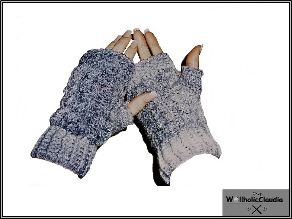 Gehäkelte graue fingerlose Handschuhe mit Zopfmuster und breitem Bündchen