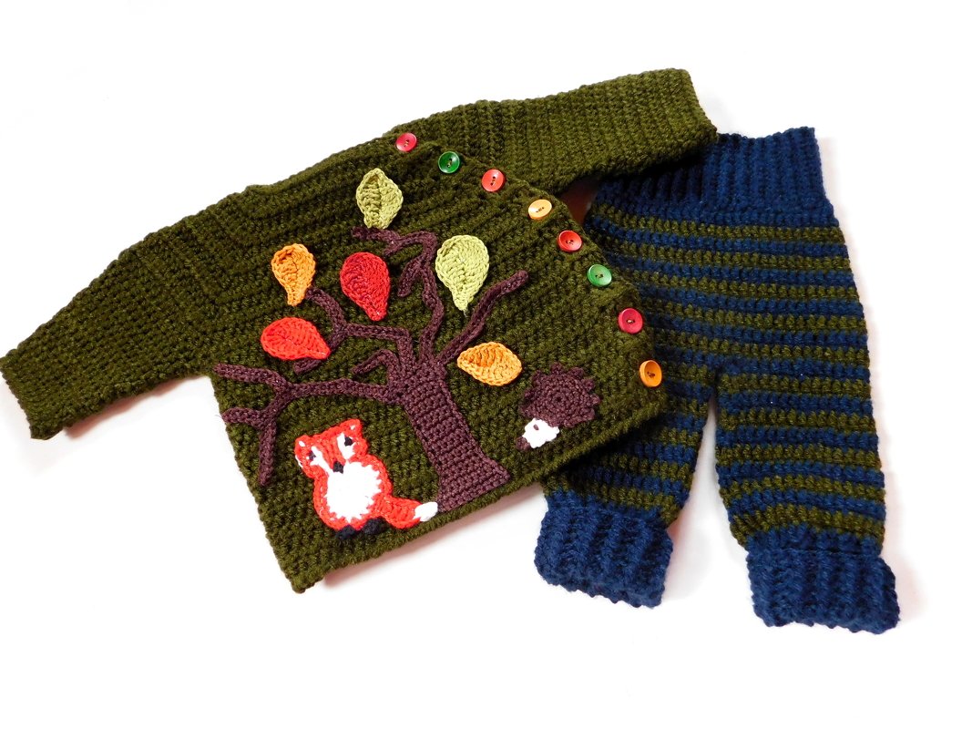 Gehäkeltes Baby-Set: olivgrüner Pullover mit Baum- und Fuchsmotiv und gestreifte Hose