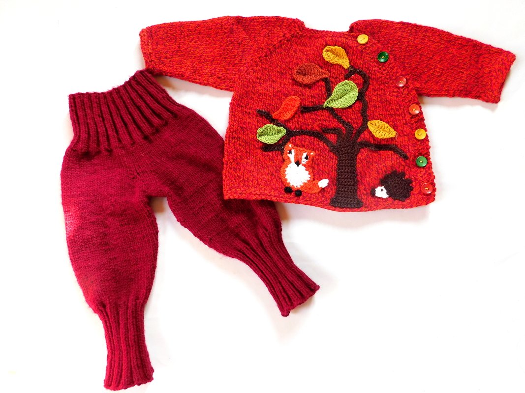 Rotes gestricktes Baby-Set: Hose mit hohem Bündchen und Jacke mit Baum-, Fuchs- und Igel-Applikation sowie bunten Knöpfen