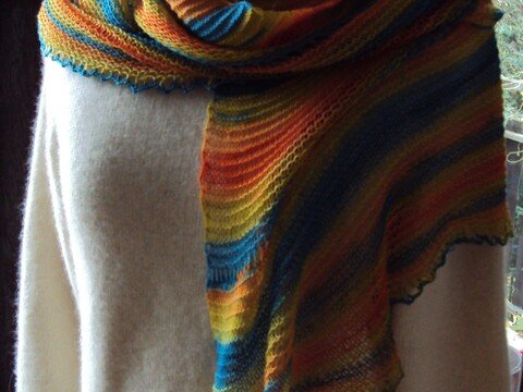 Halbrunder Laceschal im Farbverlauf