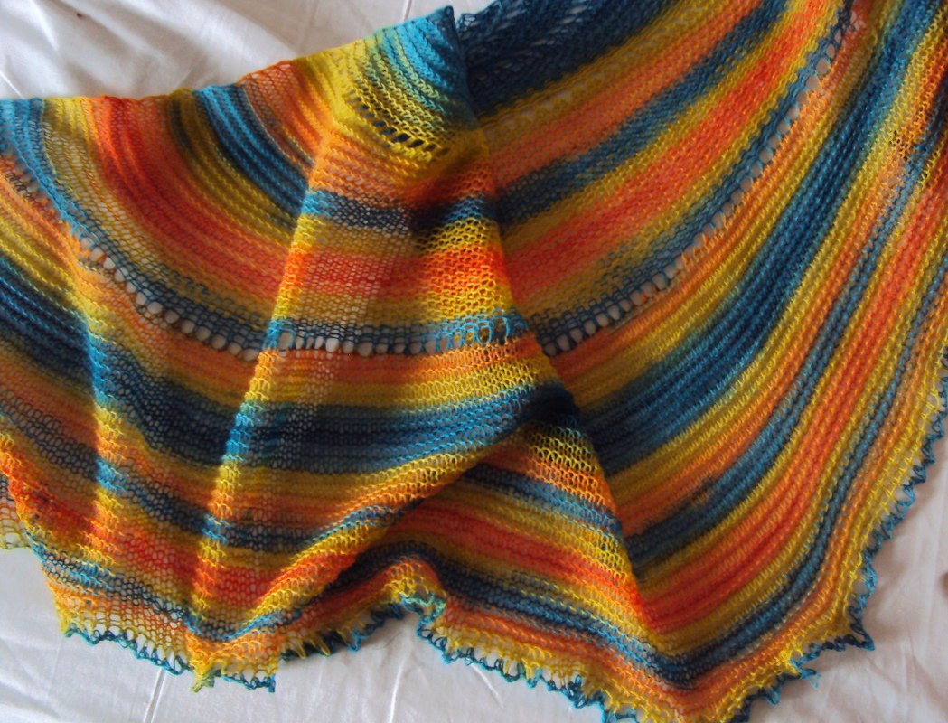Gestricktes dreieckiges Lacetuch mit gelben, orangefarbenen und petrolen Streifen, regelmäßigen Lochreihen und kraus rechts gestrickten Partien