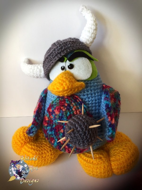 Gehäkelte Amigurumi-Eule mit Wikingerhelm, Hörnern und stachelbehafteter Kugel