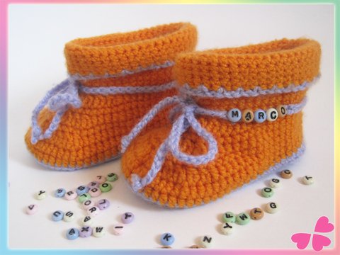 Babystiefel häkeln & individuell gestalten mit Alphabet-Perlen (9 - 12 Monate)