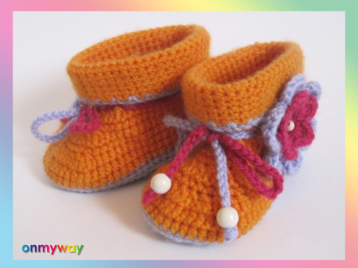 Häkelanleitung: Babystiefel mit süßer Häkelblume (9 - 12 Monate)