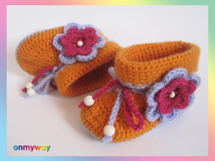 Häkelanleitung: Babystiefel mit süßer Häkelblume (9 - 12 Monate)