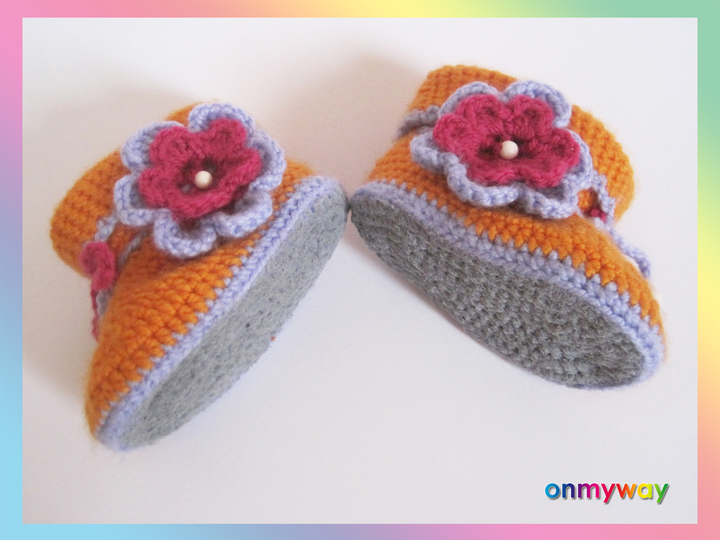 Häkelanleitung: Babystiefel mit süßer Häkelblume (9 - 12 Monate)