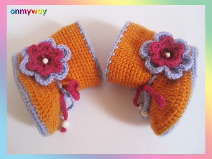 Häkelanleitung: Babystiefel mit süßer Häkelblume (9 - 12 Monate)