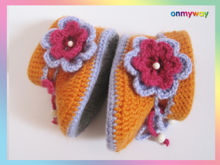 Häkelanleitung: Babystiefel mit süßer Häkelblume (9 - 12 Monate)