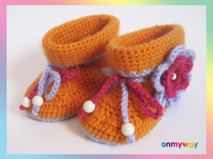 Häkelanleitung: Babystiefel mit süßer Häkelblume (9 - 12 Monate)