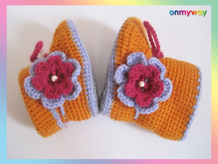 Häkelanleitung: Babystiefel mit süßer Häkelblume (9 - 12 Monate)