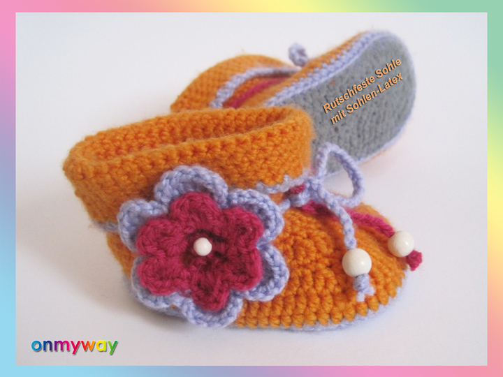Häkelanleitung: Babystiefel mit süßer Häkelblume (9 - 12 Monate)