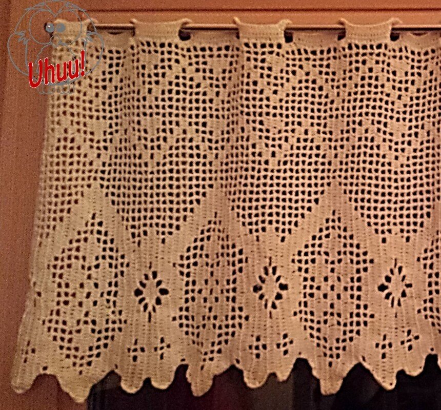 Beige Filet-Häkelgardine mit Rautenmuster und gewelltem Saum