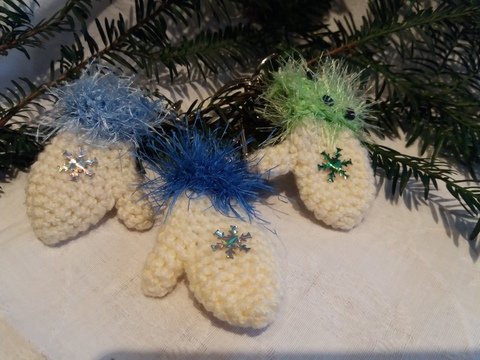 Häkelanleitung für Minihandschuhe als Taschenbaumler, Geschenkanhänger oder Winterdeko