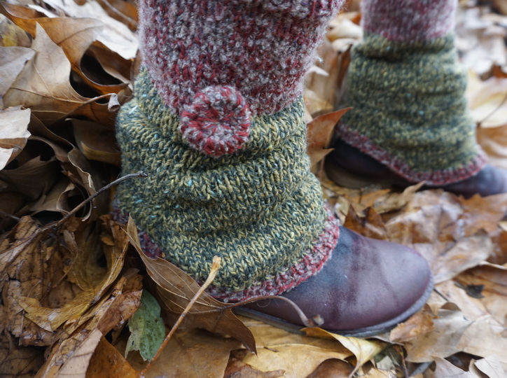 Strickanleitung für Beinstulpen plus Anleitung für Häkelknöpfe, alle Größen ab 36/37
