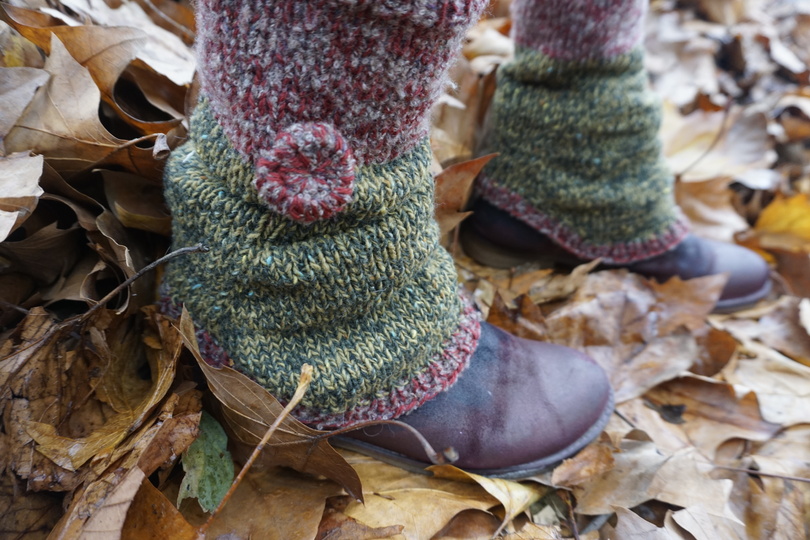 Strickanleitung für Beinstulpen plus Anleitung für Häkelknöpfe, alle Größen ab 36/37