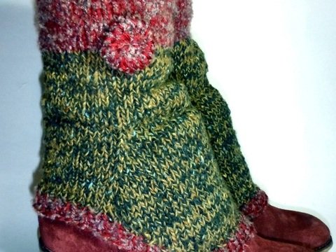 Strickanleitung für Beinstulpen plus Anleitung für Häkelknöpfe, alle Größen ab 36/37