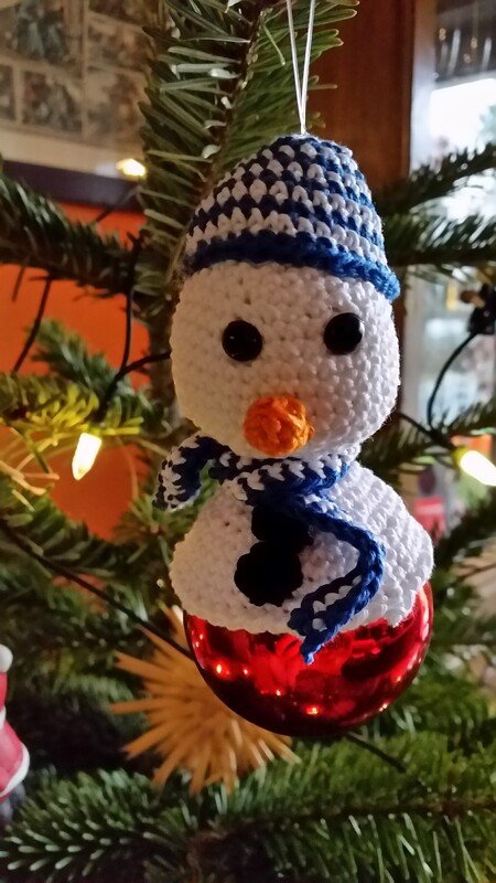 hübscher Schneemann auf einer Weihnachtskugel - Bild 2