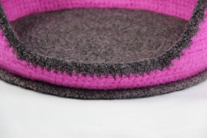 Felted cat / dog bed in two sizes (crochet pattern)