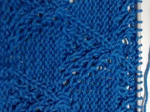 Strickmuster mit verkreuzte Maschen