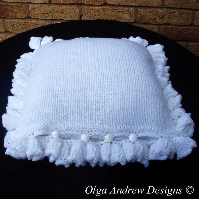 Cushion with a ruffled border and flower appliques knit/crochet pattern 048 - Image 2