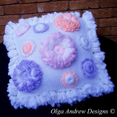 Cushion with a ruffled border and flower appliques knit/crochet pattern 048