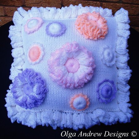 Cushion with a ruffled border and flower appliques knit/crochet pattern 048
