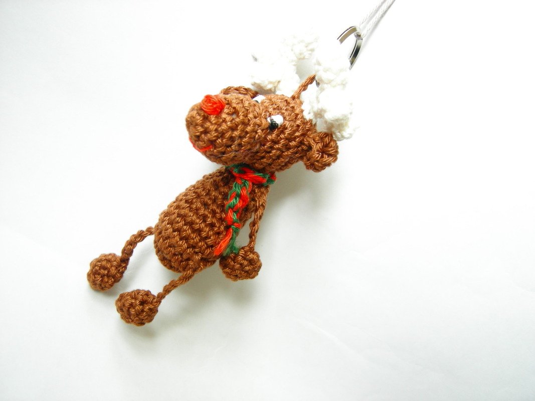 Gehäkelter brauner Rentier-Anhänger mit roter Nase und weißem Geweih