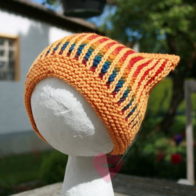 Gestrickte orange Kinder-Mütze mit bunten Streifen auf Modellkopf