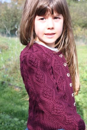 Sophia - kurze Zopfmuster Strickjacke für Mädchen von ca. 4-14 Jahren, Grösse 116-140