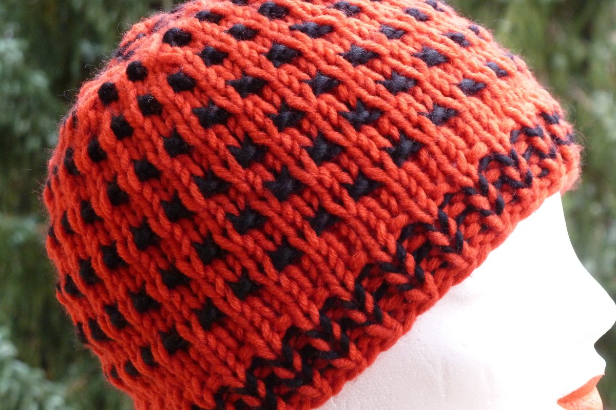 Mütze mit Pünktchen in rot-schwarz