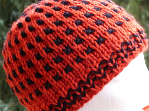 Mütze mit Pünktchen in rot-schwarz