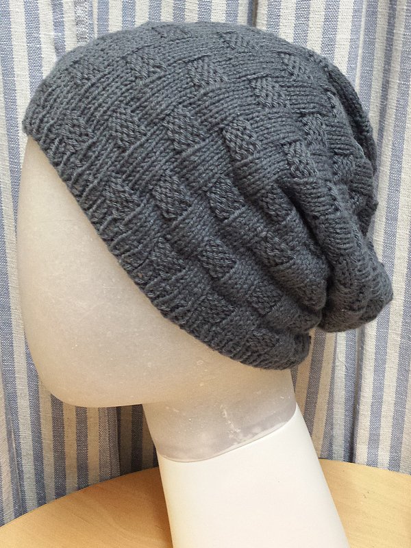 Anthrazitfarbene Herren-Strickmütze mit Korbmuster auf Mannequin