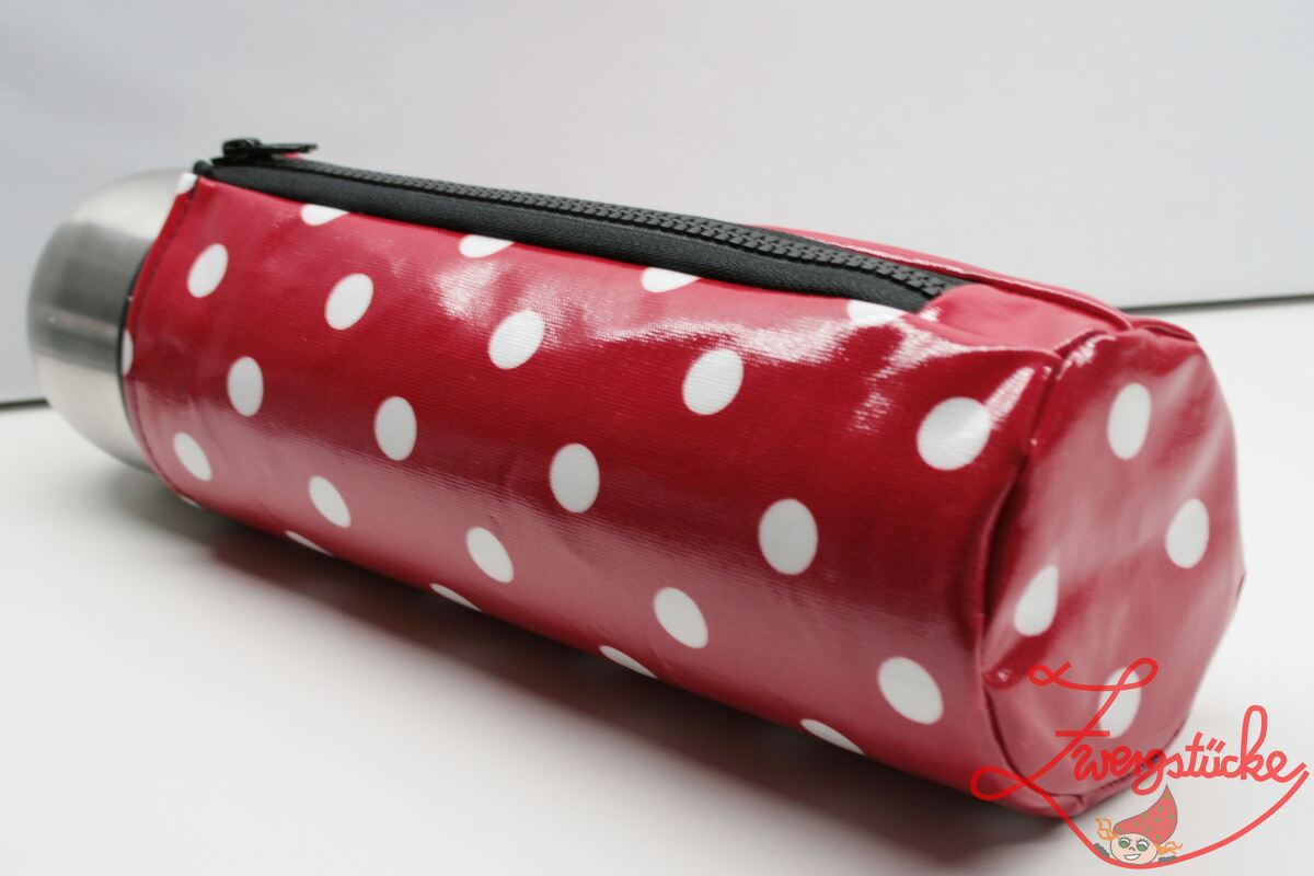 Zylindrisches rotes Etui mit weißen Punkten und schwarzem Reißverschluss, glänzende Oberfläche